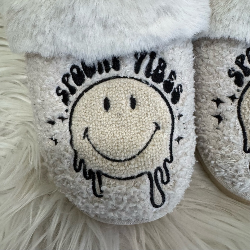 American Eagle Shearling Scuff Slipper Spooky Vibes Smiley Face Cream 8 - Picture 4 of 11